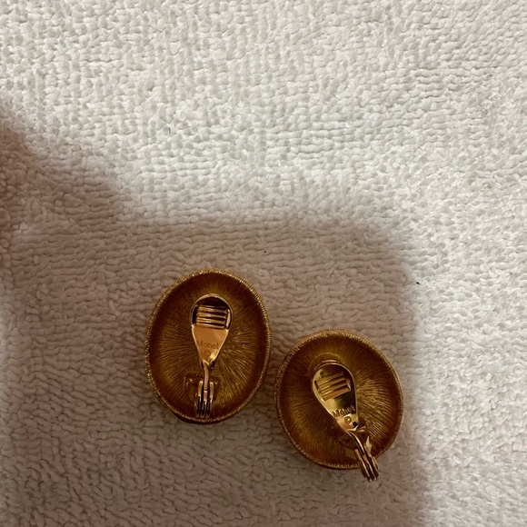 Monet Clío On Earrings - Picture 4 of 4